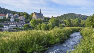 Ministerin Berg übergibt „Berg-Bank“ an Mehrgenerationenhaus in Überlosheim