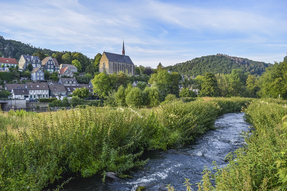 Ministerin Berg übergibt „Berg-Bank“ an Mehrgenerationenhaus in Überlosheim