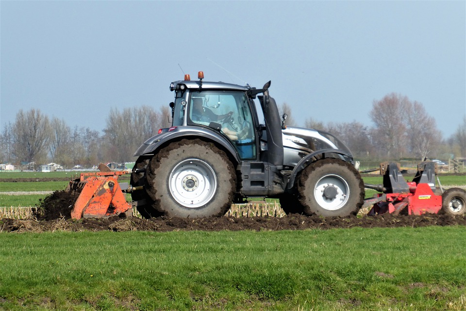 Ursache unklar: Drei Verletzte bei Unfall mit Traktor