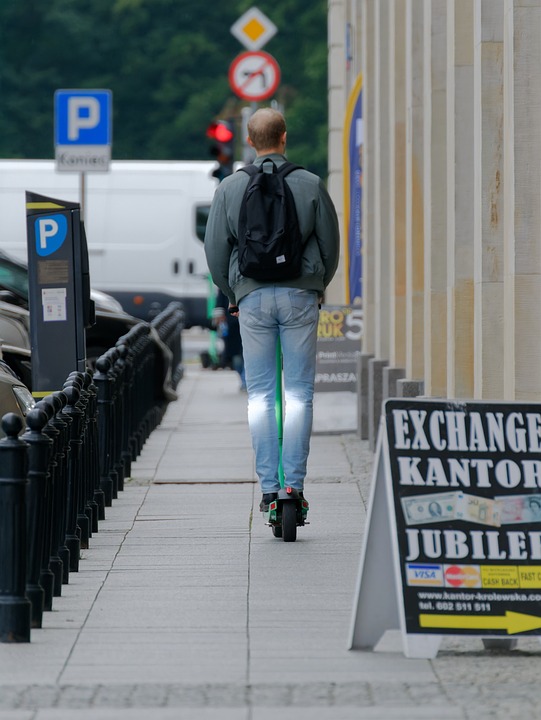 Heinsberg: E-Scooter-Fahrer fährt Frau (87) an