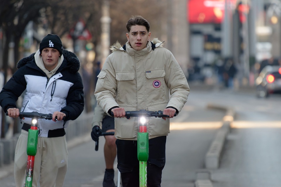 POL-UL: (BC) Laupheim - Nach Unfall geflüchtetAm Mittwoch verursachten Jugendliche auf einem E-Scooter einen Unfall in Laupheim.