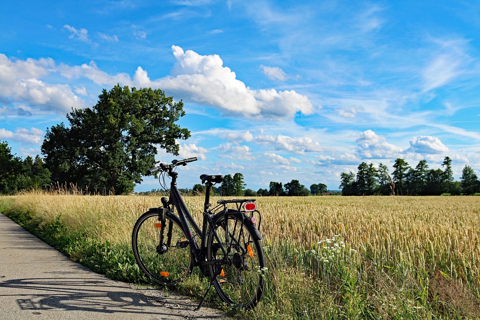 Pedelecfahrer durch geöffnete Autotür verletzt