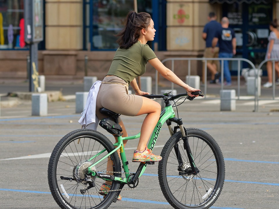 Radfahrerin von Auto erfasst und gestorben