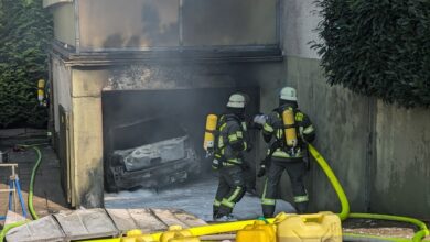 FW-AR: Auto brennt in Garage komplett aus