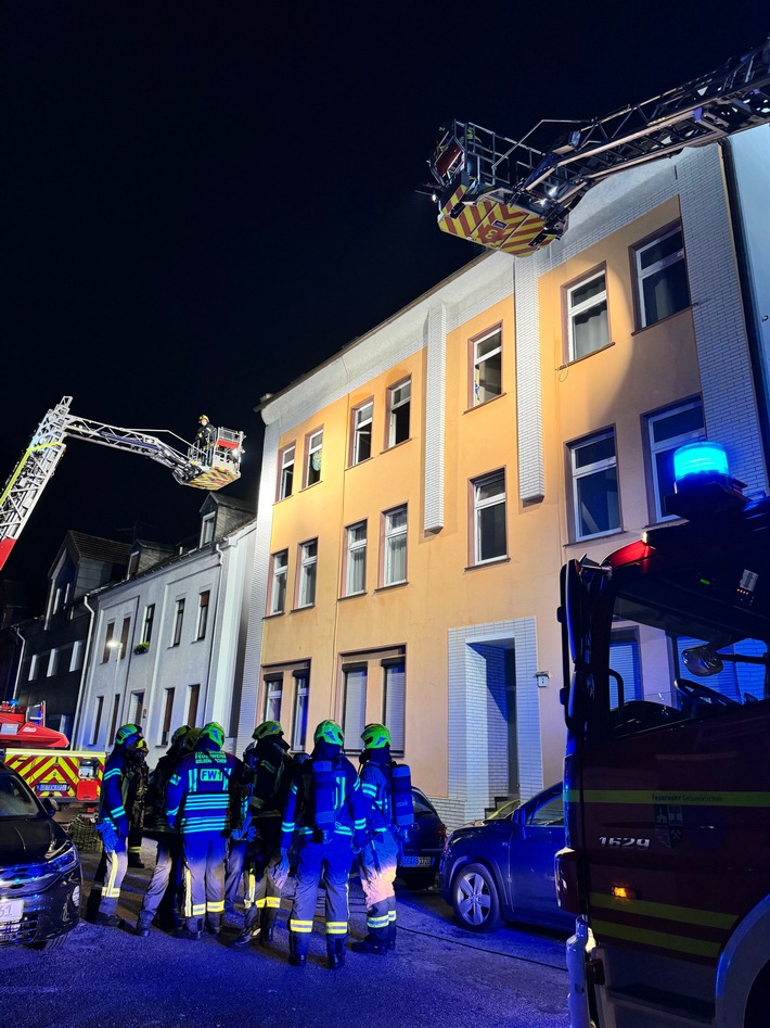 FW-GE: Feuerwehreinsatz in Gelsenkirchen-Schalke - Zwei Menschen sterben bei Wohnungsbrand