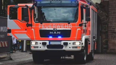 FW-D: Dachstuhlbrand - Feuerwehr kann übergreifen auf Nachbargebäude verhindern - eine verletzte Person