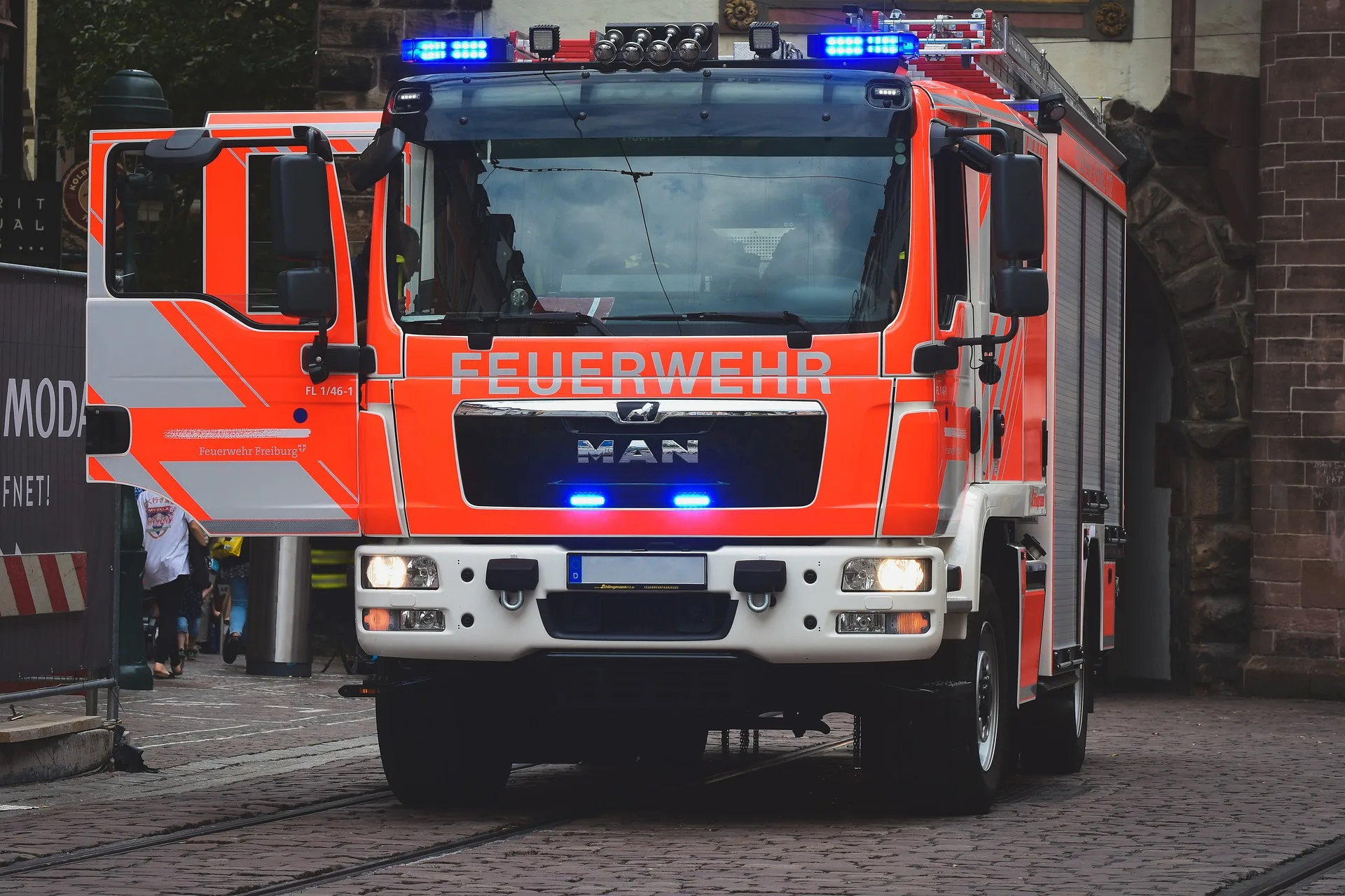 FW-D: Dachstuhlbrand - Feuerwehr kann übergreifen auf Nachbargebäude verhindern - eine verletzte Person