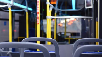 Körperverletzung: Mann mittleren Alters greift Jugendlichen im Bus an