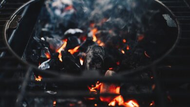 Mann macht Feuer im Bahnhof und grillt sein Essen