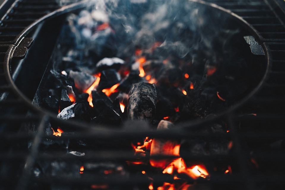 Mann macht Feuer im Bahnhof und grillt sein Essen