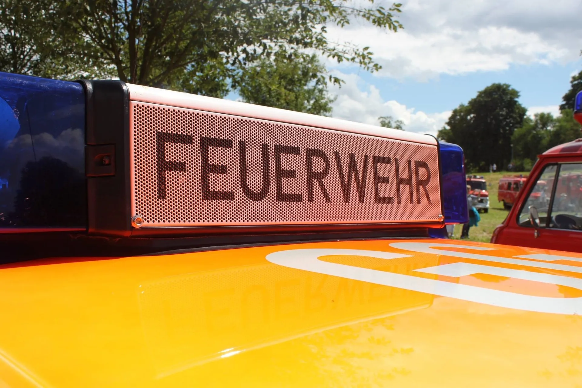 FW-BO: Großbrand in einem KFZ-Aufbereitungsbetrieb im Bochumer Süden