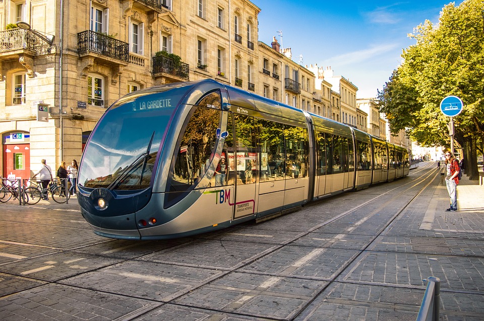 Bayerisches Gemeinschaftsprojekt zur InnoTrans 2024Tram-Simulator macht Assistenzsysteme für Straßenbahnen erlebbar