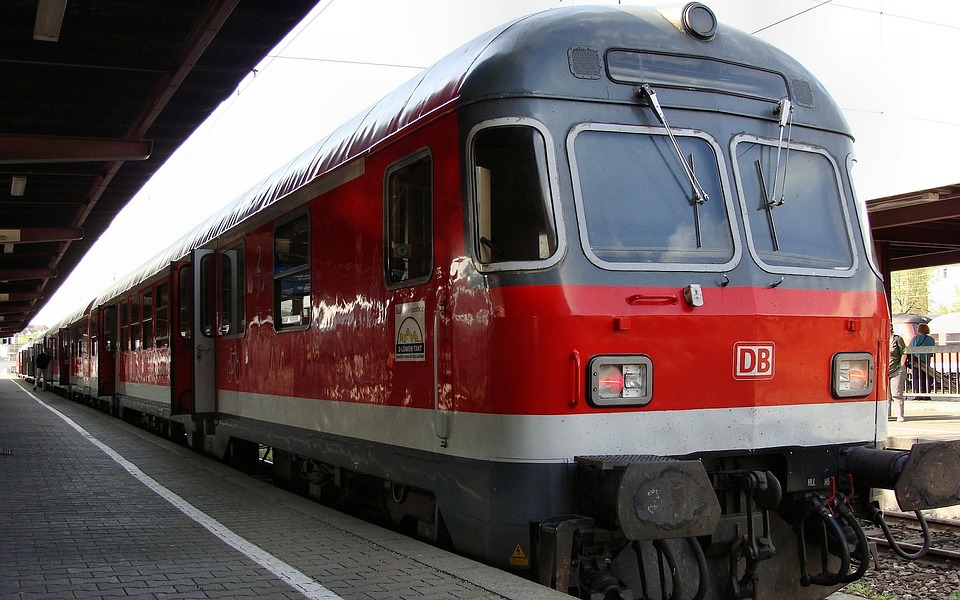 Stau in Köln: KSC-Spieler laufen zu Fuß zum Stadion