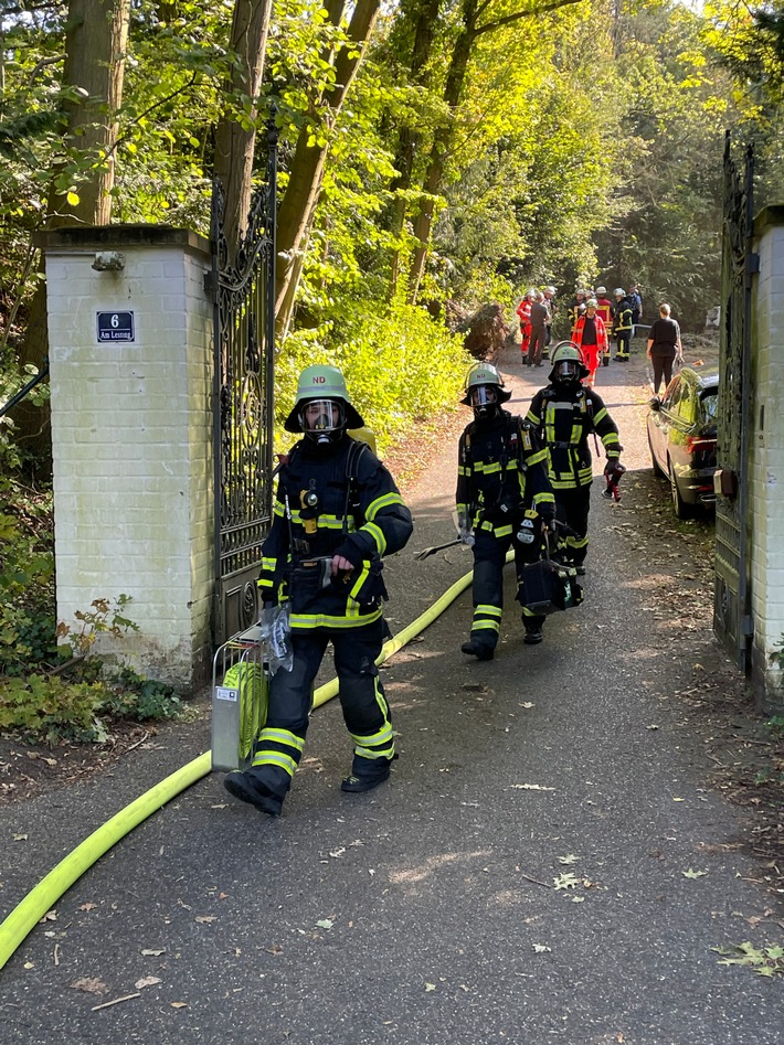 FW Königswinter: Heißwassergerät brennt im Keller eines Hauses in Königswinter