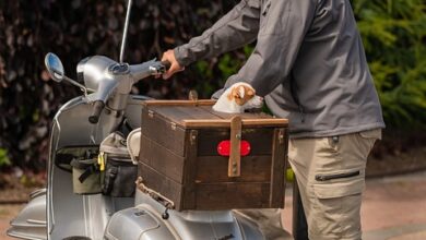 Notarzt aus Hubschrauber zu schwerverletztem Motorradfahrer abgeseilt