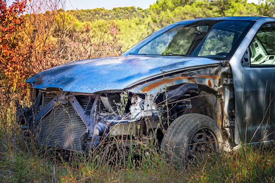 Drei Fahrzeuge krachen in Eydelstedt zusammen