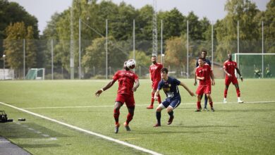 Nach Zusammenprall: Herthas Gechter mit Trage vom Platz