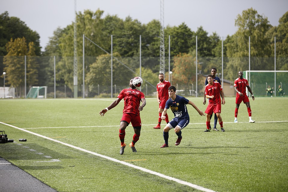 Nach Zusammenprall: Herthas Gechter mit Trage vom Platz