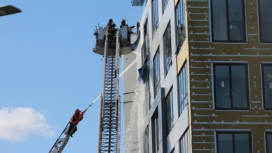 Mann wird bei Arbeitsunfall in Fabrik in Maschine eingeklemmt