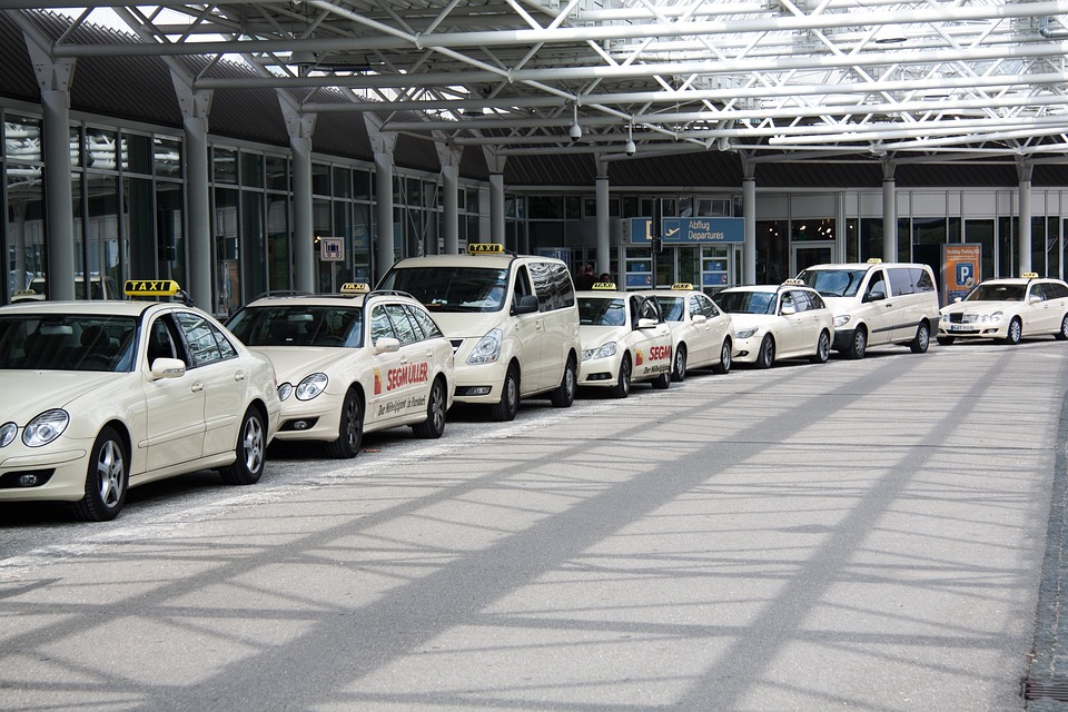 Unfall in Stade: Taxifahrer kollidiert auf B73 mit zwei Pferden