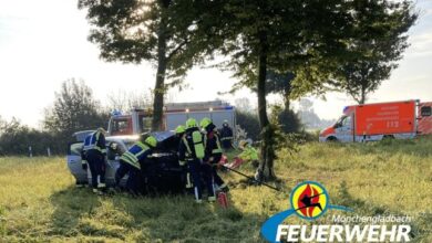 FW-MG: Verkehrsunfall auf Autobahn, Bauarbeiter schwer verletzt