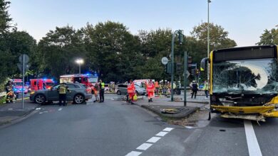 FW-E: Schwerer Verkehrsunfall löst Großeinsatz für den Rettungsdienst aus - eine Person eingeklemmt