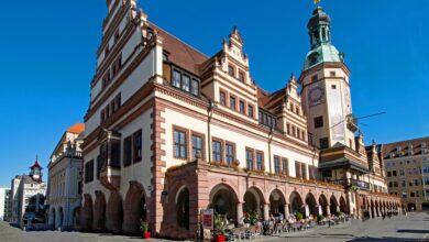 Leipzig: PKW landet im Straßengraben