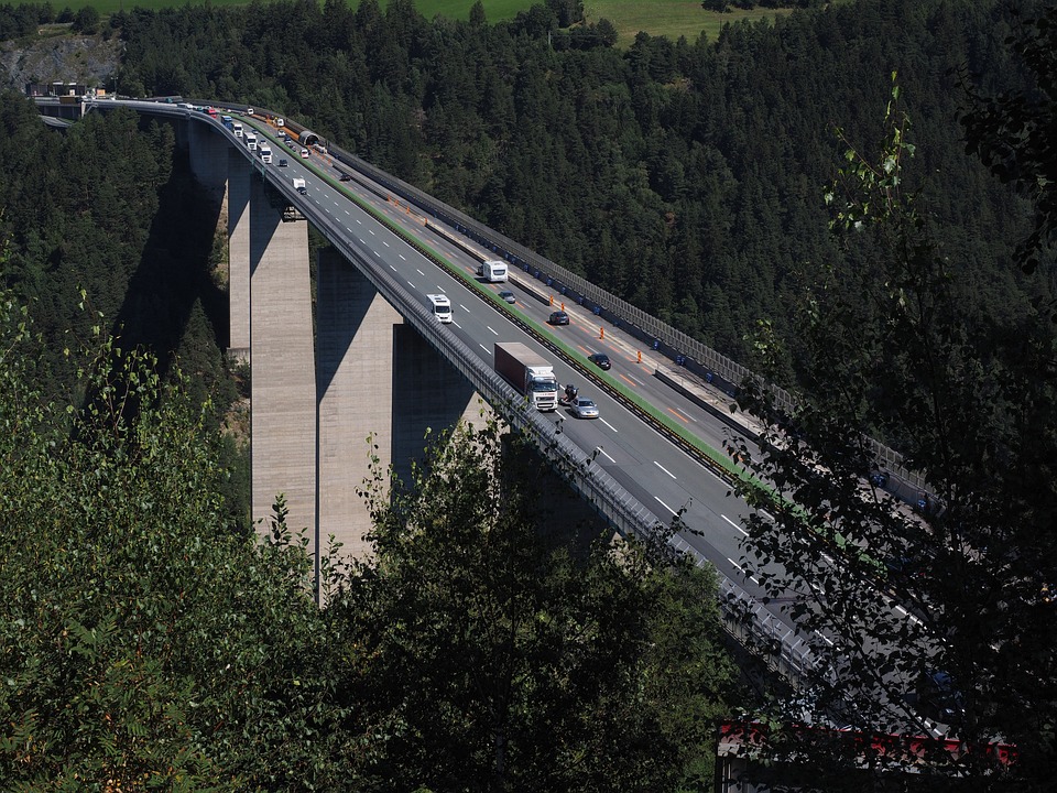 Sechs Autobahnen, die ins Nichts führen