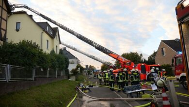 FW Rösrath: Dachstuhlbrand in Mehrfamilienhaus