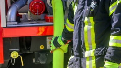 Einsatzkräfte am Holzmarkt: Feuerwehreinsatz in Wittenberg: Dachziegel löst Alarm aus