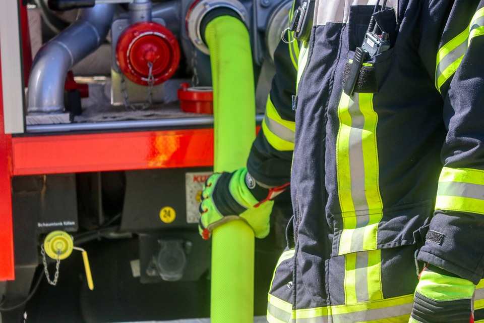 Einsatzkräfte am Holzmarkt: Feuerwehreinsatz in Wittenberg: Dachziegel löst Alarm aus