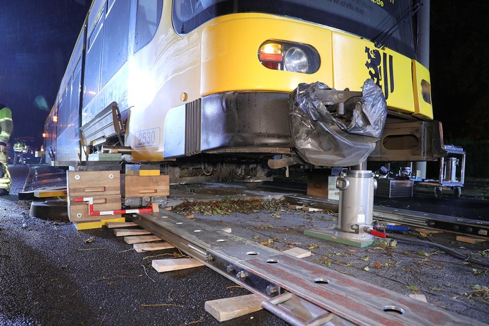 FW Dresden: Straßenbahn gleiste aus - Feuerwehr die ganze Nacht im Einsatz