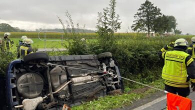 FW Ense: Familie nach Verkehrsunfall in PKW eingeschlossen / Feuerwehr übernimmt technische Rettung