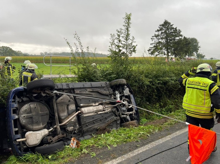 FW Ense: Familie nach Verkehrsunfall in PKW eingeschlossen / Feuerwehr übernimmt technische Rettung