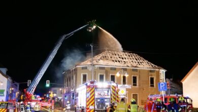 FW LK Neunkirchen: Brand eines leerstehenden Hotel-Restaurants in der Hauptstraße