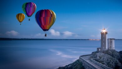 Heißluftballon gerät in Stromleitung und fängt Feuer