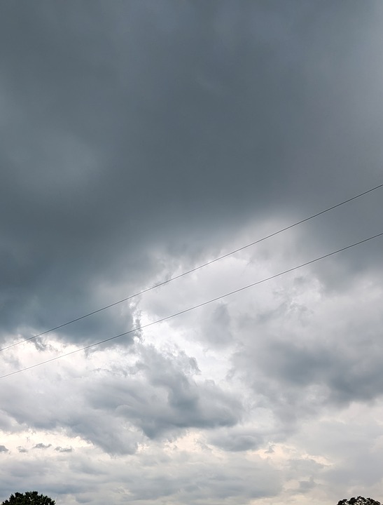 Viele Wolken und Regen – Gewitter möglich