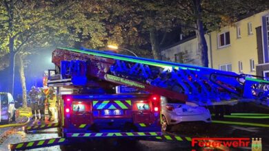 FW-RE: Kellerbrand im Mehrfamilienhaus mit 2 schwer verletzten Person - Feuerwehr und Rettungsdienst im Großeinsatz