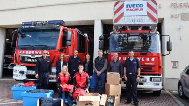 FW Stockach: Übergabe von Wechselkleidung an die Feuerwehr