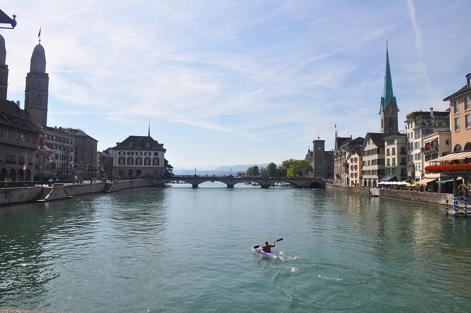 Mann verletzt in Zürich drei Kinder