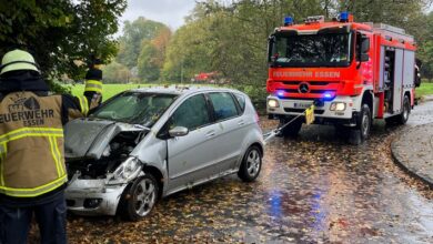 FW-E: Schwerer Verkehrsunfall - Pkw durchbricht Leitplanke und droht Abhang abzurutschen