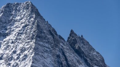 Posthume Ehrenplakette vor der Loisachhalle erinnert an Bergsteiger Graßler