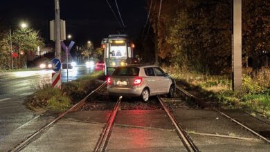 POL-HI: Verkehrsunfall in Sarstedt: Fahrzeug gerät ins Gleisbett der Stadtbahn