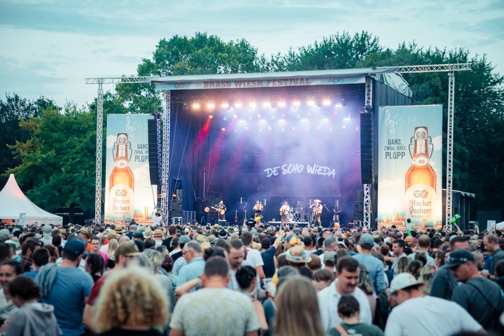 Line-Up des Brass Wiesn Festivals 2025 mit erstklassigen Headlinern: Freitagabend Wanda, Samstagabend Pizzera &amp; Jaus