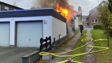 FW-MK: Brennende Gartenhütte an der Oestricher Straße