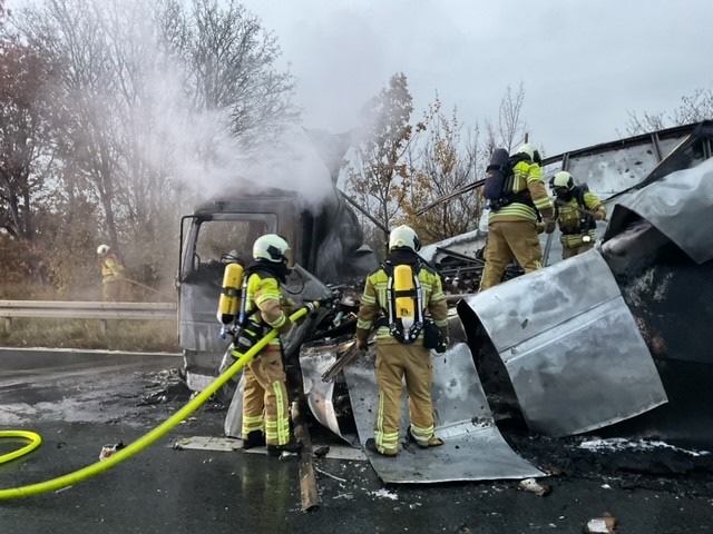 FW Dresden: Lkw gerät auf der A4 in Brand