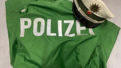 BPOL NRW: Täuschend echtes Kostüm - Bundespolizei stellt falschen Polizisten in Köln fest