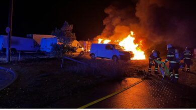 FW-M: Mehrere Fahrzeuge durch Brand zerstört (Freiham)