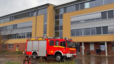 POL-STD: Großeinsatz von Feuerwehr und Rettungsdienst an Stader Berufsschule - insgesamt 31 Personen durch Reizstoff verletzt, Baucontainer in Grünendeich aufgebrochen und Werkzeug entwendet