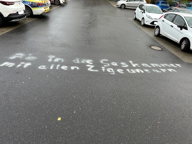 POL-PPKO: Antiziganistische Farbschmierereien auf einem Supermarktparkplatz in Koblenz - Polizei sucht Zeugen